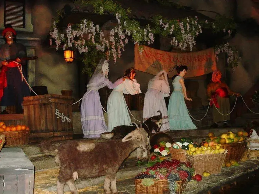 Escena de Piratas del Caribe con princesas, cabras y frutas en el mercado pirata - Diversión y caos en la aventura